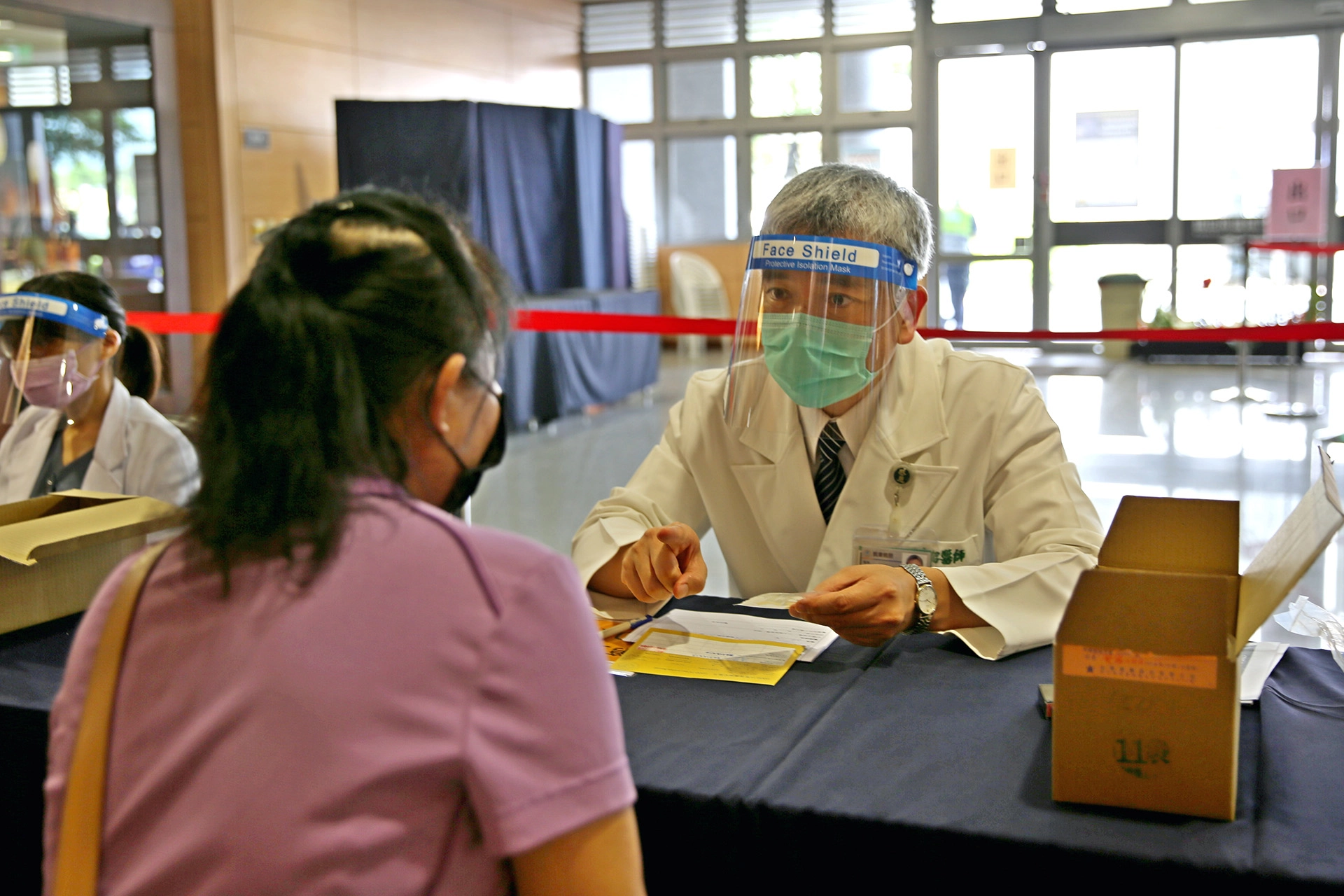 任花蓮縣醫師公會理事長的慈院復健醫學部主任梁忠詔擔任全天問診醫師。