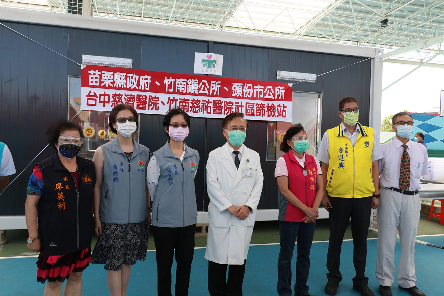 臺中慈濟醫院簡守信院長(中)參加苗栗縣政府與竹南鎮、頭份市公所共同召開記者會。