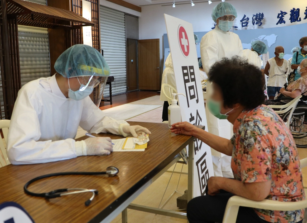 期望讓前來的長輩們安心,也祝福接下來的施打過程順利,人人平安健康。