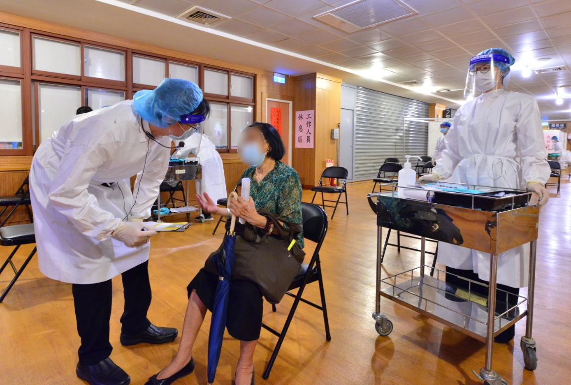 新北市今天(15日)開始進行COVID-19疫苗接種,優先安排設籍新北市85歲以上的長者施打。