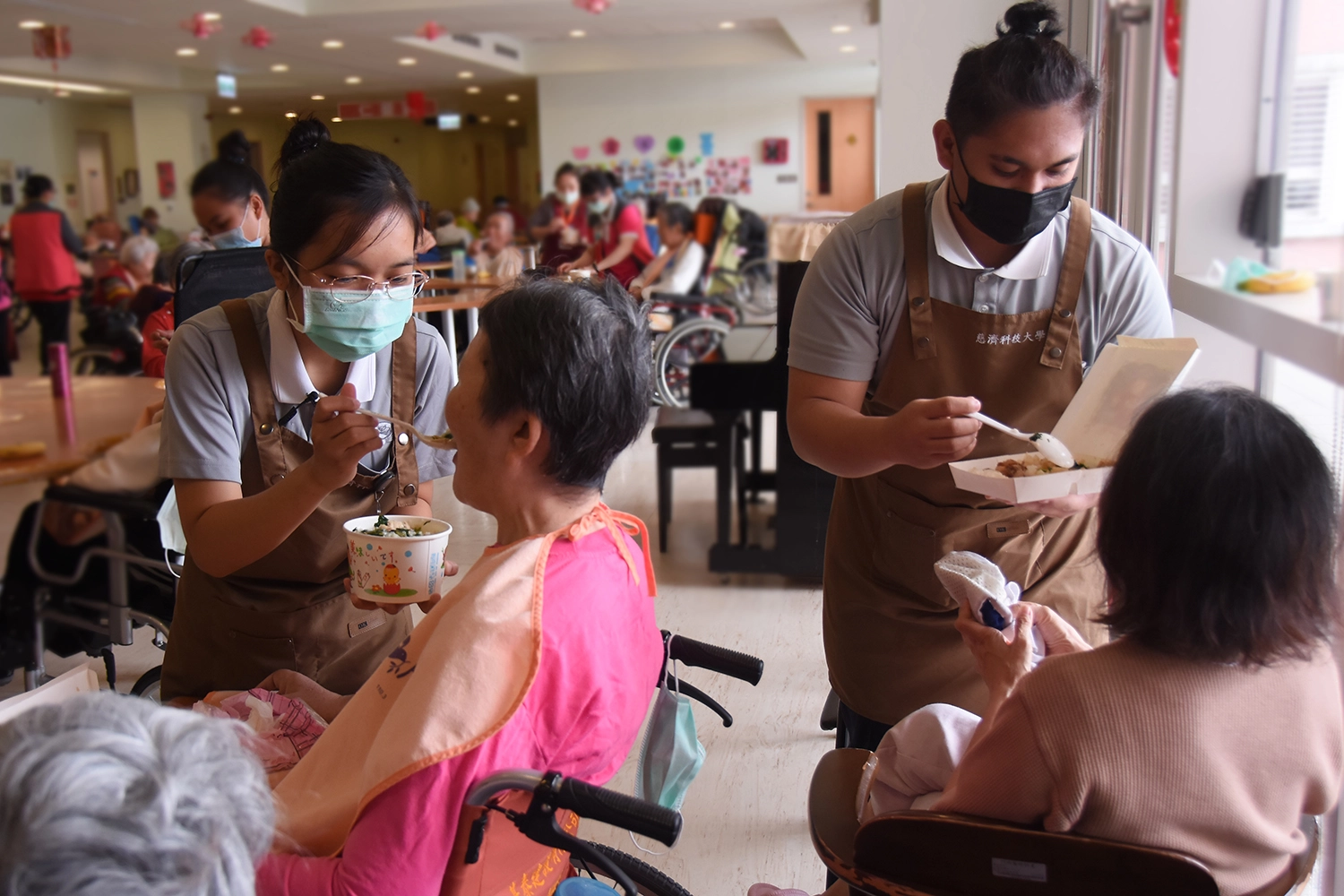 不論是餵食、灌食、抽痰或清潔尿管,學生都挺得心應手。
