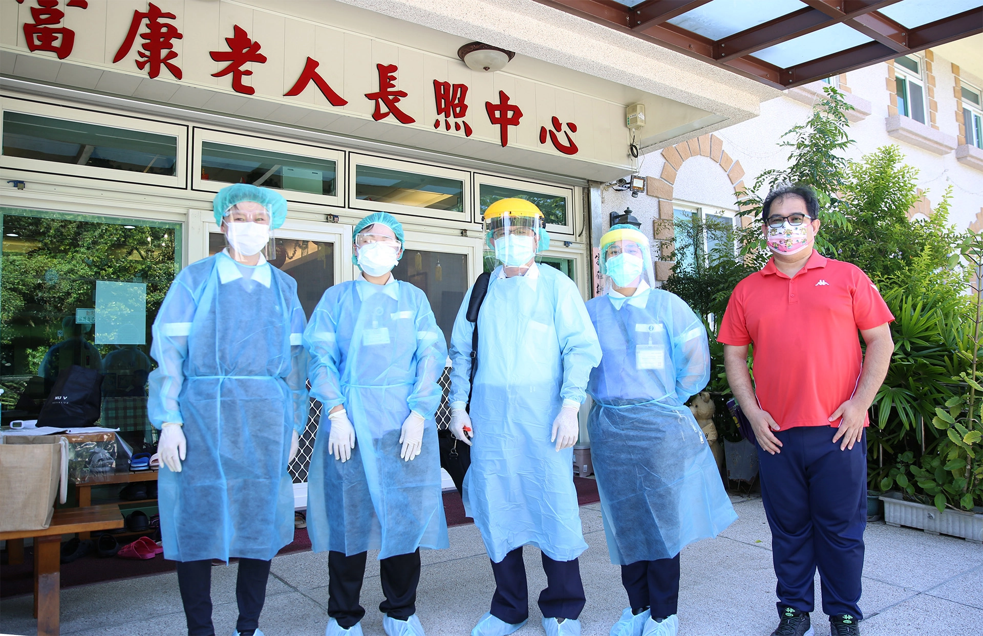 富康長照中心主任蘇裕翔(右)到有慈院醫護團隊為住民施打疫苗,讓他們很安心。
