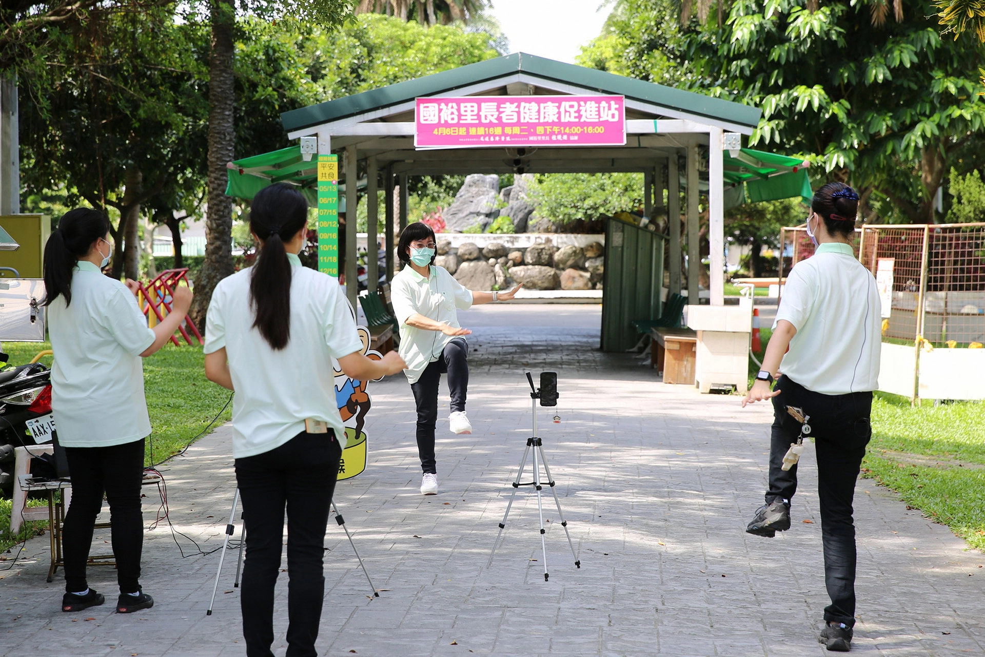 花蓮慈濟醫院高齡暨社區醫學部社區健康中心自十五日起,每週二、四下午兩點,透過手機直播,邀請長輩一起來運動。