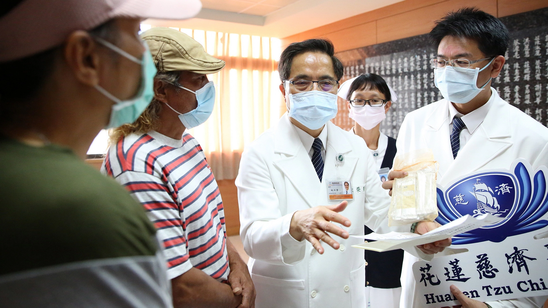 花蓮慈院林欣榮院長,唸出證嚴法師的祝福信為陳阿公及家屬加油打氣。