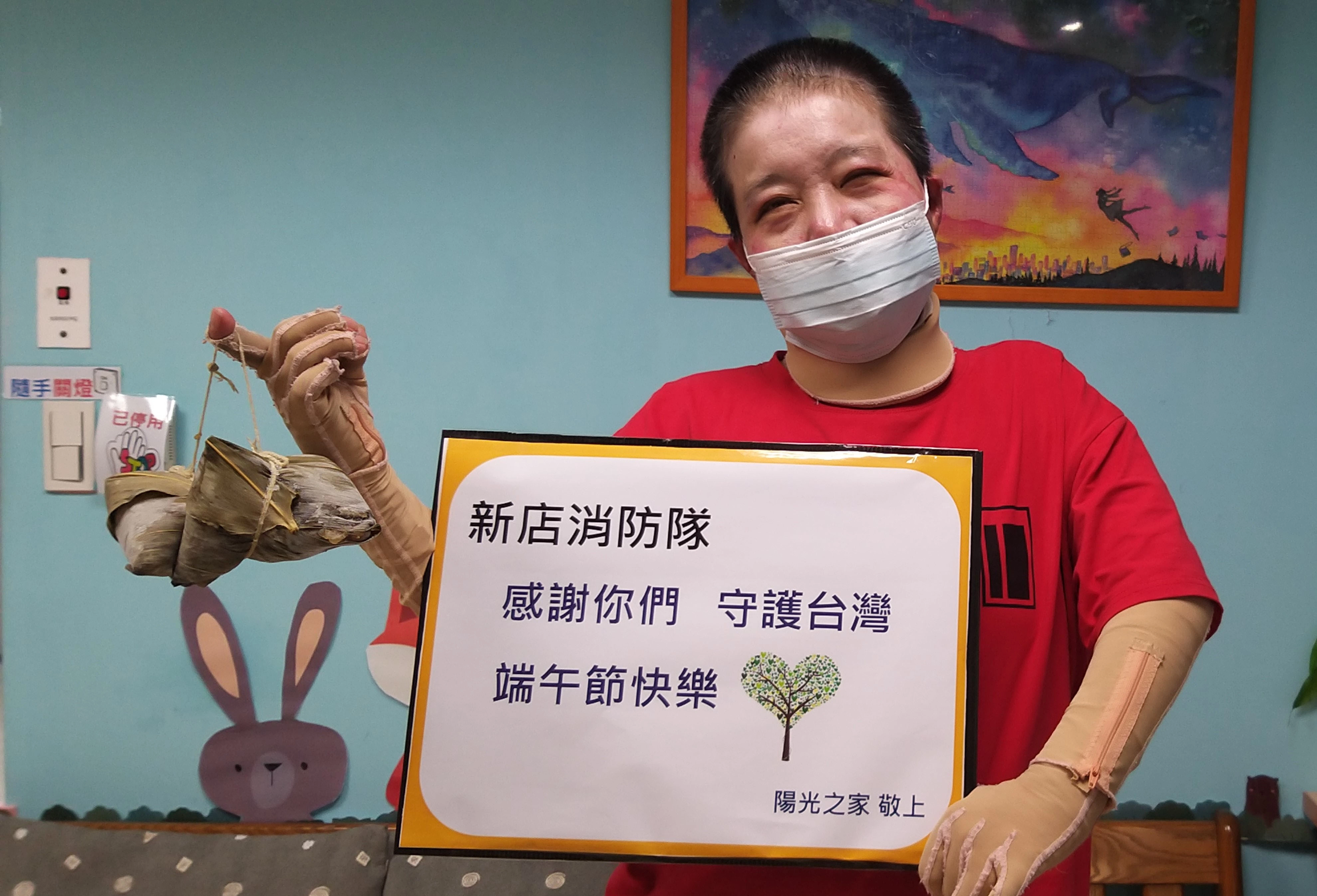 (陽光之家傷友親包粽子,向疫情期間更為辛苦忙碌的消防人員表達感謝。)