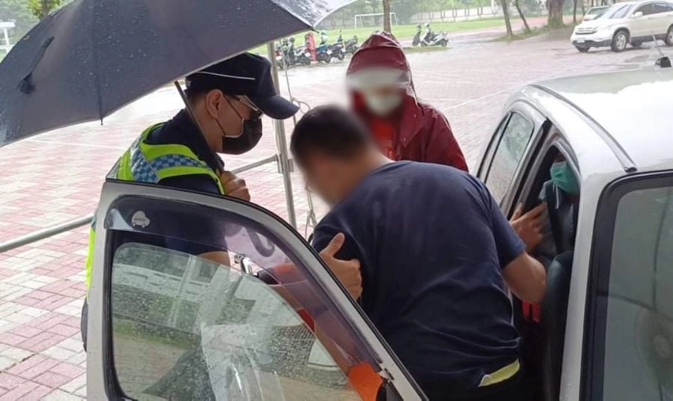 臺南市警一分局員警貼心服務施打疫苗長者上下車安全。