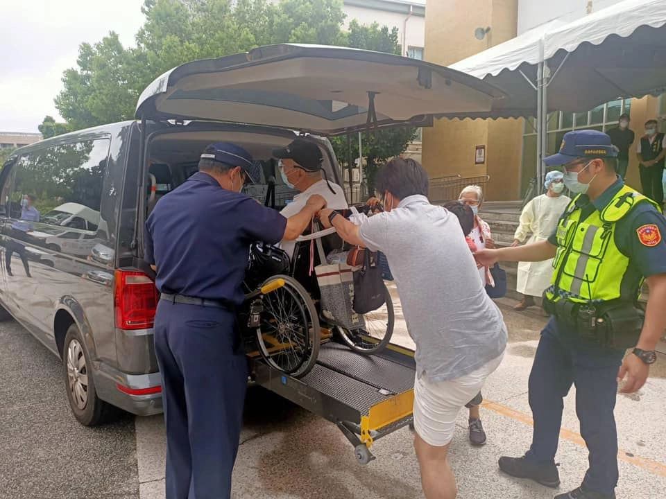 臺南市警二分局員警貼心服務施打疫苗長者上下車安全。