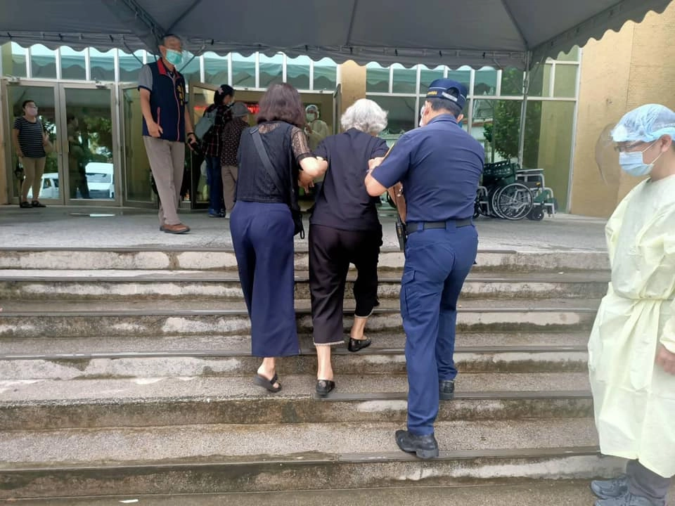 臺南市警一分局員警貼心服務施打疫苗長者進出。