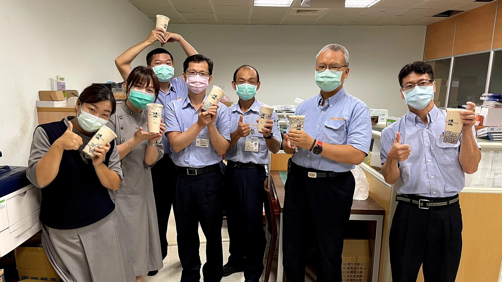 社工師蔡靜宜協助已退休老師採買珍珠奶茶,為同仁打氣!