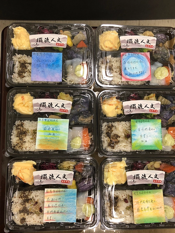 蔬食店送餐給醫護人員,還貼心附上手寫卡片為醫護人員加油。