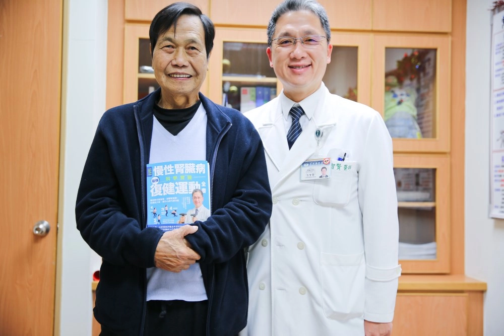 王先生在王智賢醫師的建議下,也由復健醫學部物理治療師教導,從抬腳開始,逐漸到可以步行,現在已擺脫拐杖,將運動融入生活中。
