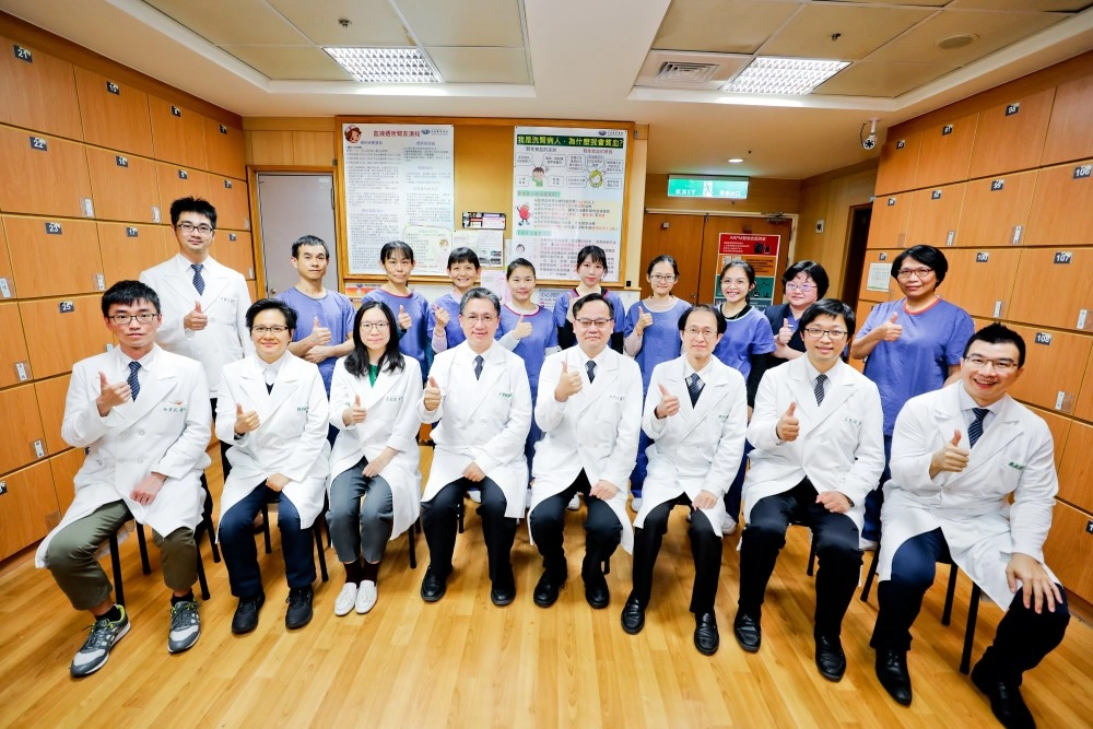 花蓮慈濟醫院腎臟照護團隊,全方位守護腎友健康。前排左起:腎臟內科醫師林韋辰、賴宇軒、裘亮德、內科部副主任王智賢、內科部主任徐邦治、林于立、王聖超、郭秋煌;後排左一:朱賢治醫師。