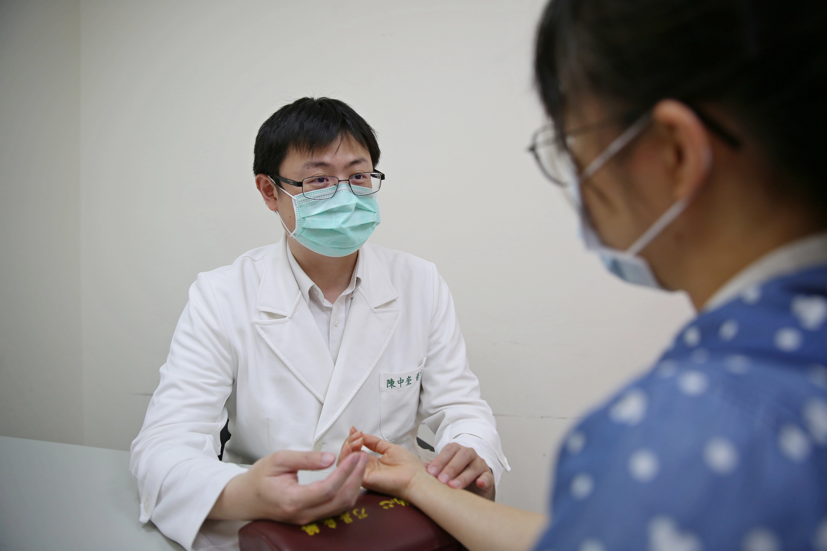 花蓮慈院中醫部醫師陳中奎表示,中醫觀點「汗為心之液」,汗屬於心臟的液體,若是流太多汗,就會加重心臟的負擔,所以在炎炎夏日更是要注重養心。