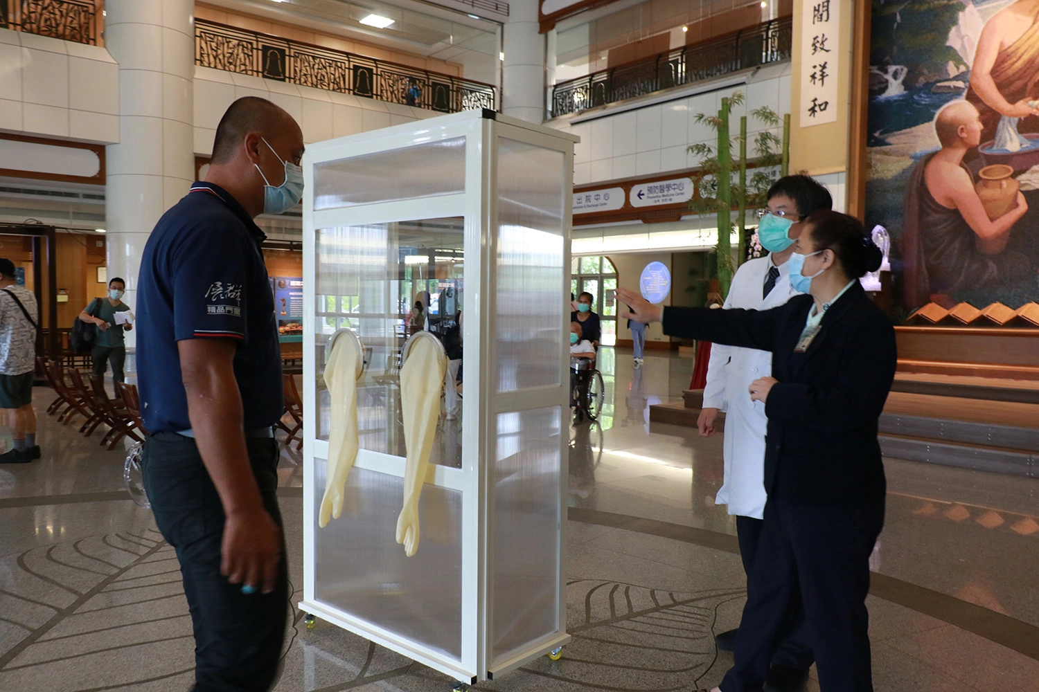 採檢屏風側面採用門窗氣密膠條結合,避免採檢人員感染風險,獲莊淑婷副院長(右一)與外科部主任余政展肯定。