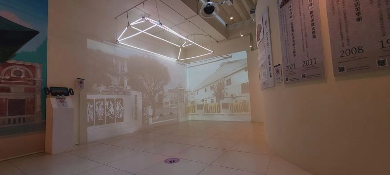 以燈管呈現新竹公會堂原始屋頂形式,結合聲效畫面,上演精采建築光雕秀。