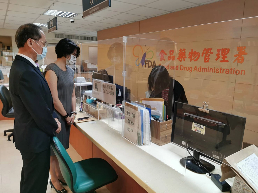 慈濟預計購買疫苗,6月23日由顏博文執行長(左)正式前往食藥署送件。(圖為慈濟基金會提供)