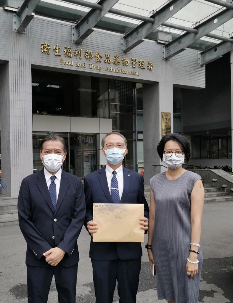 慈濟預計購買疫苗,6月23日由顏博文執行長(中)正式前往食藥署送件。(圖為慈濟基金會提供)