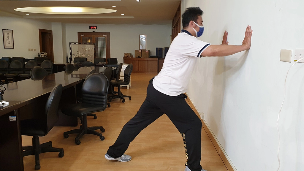 地板運動太辛苦的話,可以用牆壁取代。