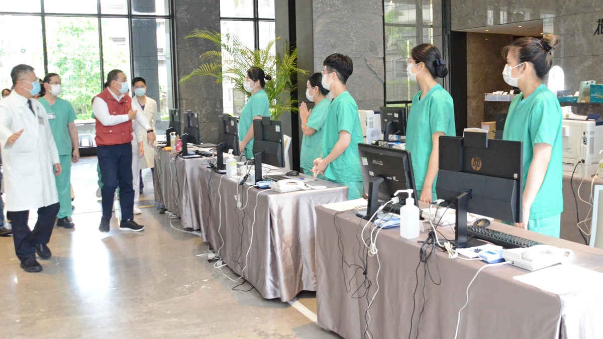 6月25日,新北市侯友宜市長前往台北慈濟醫院負責的檢疫所,感恩醫護人員在疫情期間的全力以赴。