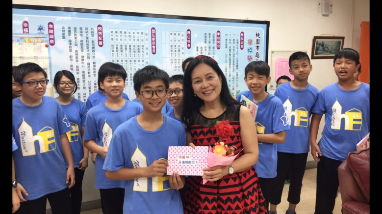 謝月香在學校受到孩子的喜愛,獻上卡片表達心意。(拍攝時間107年)