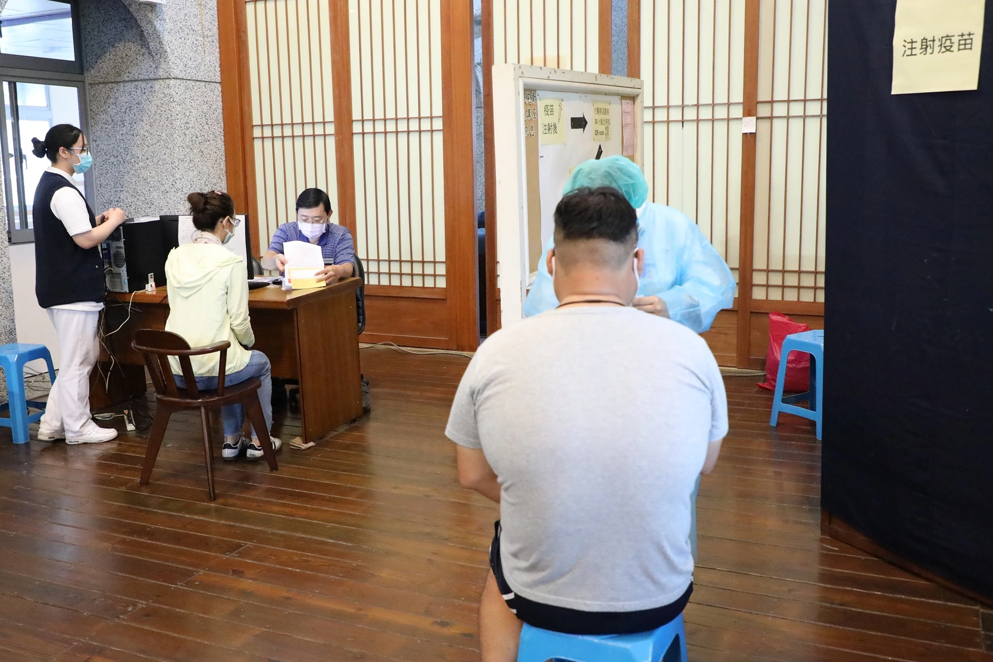 花蓮慈濟醫院於六月二十八日上午九點,開放民眾預約COVID-19疫苗殘劑接種,並有多位民眾接受殘劑施打。