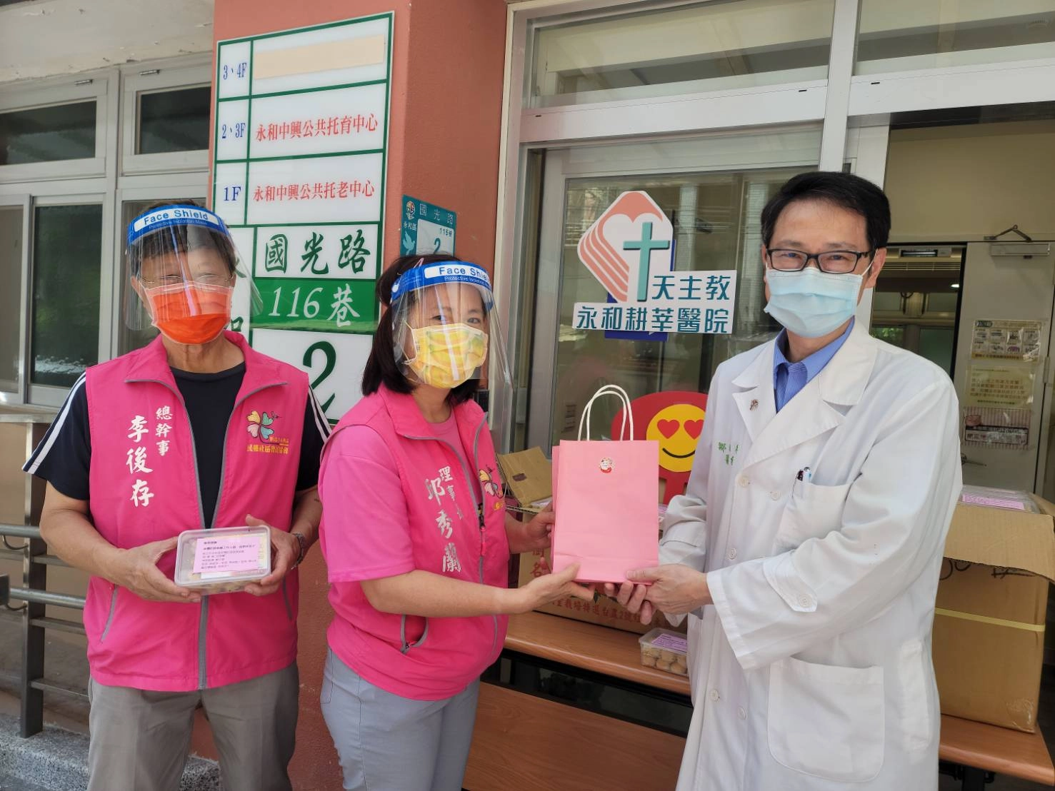 永和區民權社區發展協會理事長邱秀蘭(中)專程送一口酥給永和耕莘醫院,為醫護人員加油打氣。