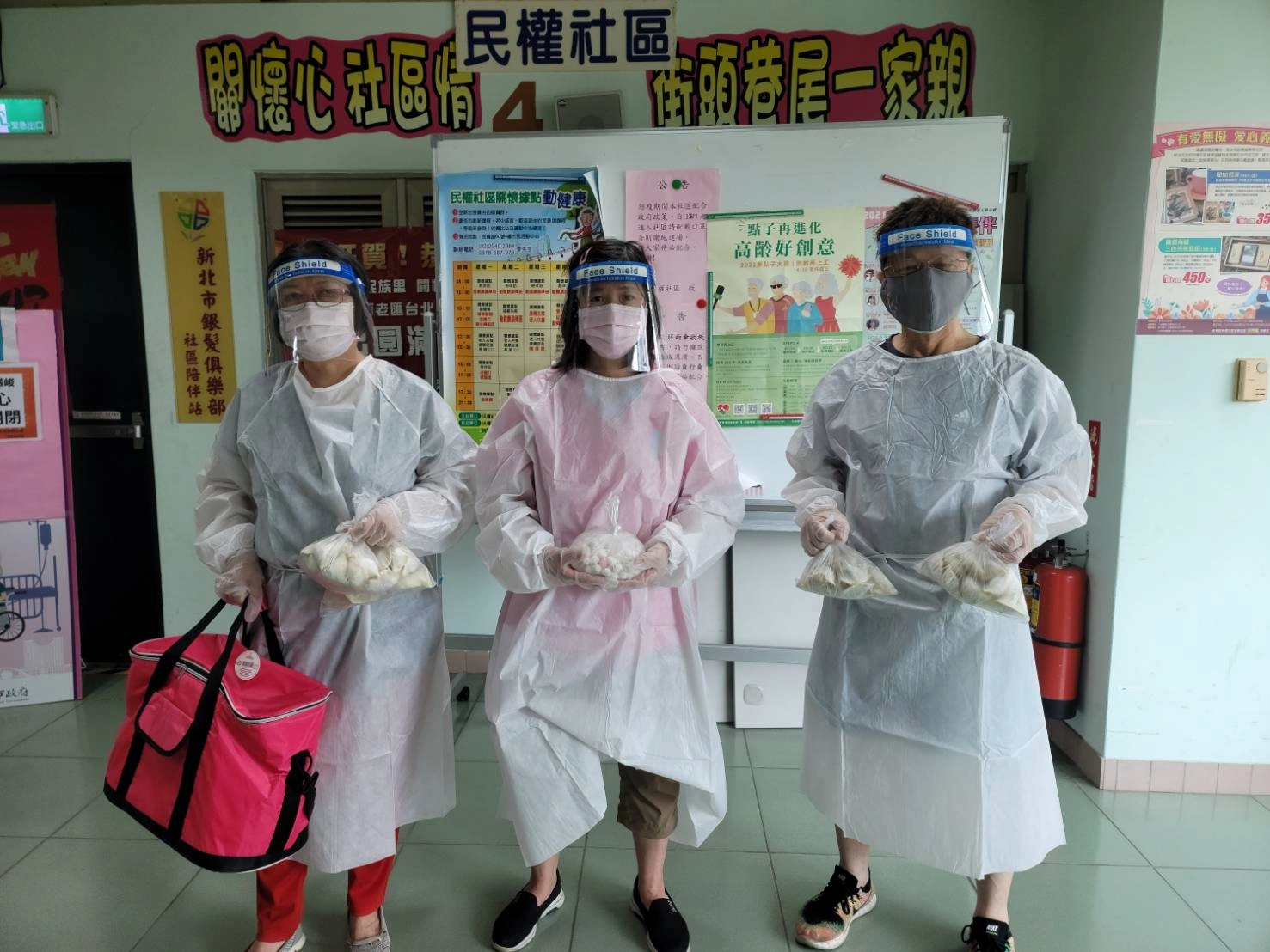 永和區民權社區照顧關懷據點在疫情嚴峻期間,由防疫志工為居家隔離者和獨居長輩送水餃送餐。