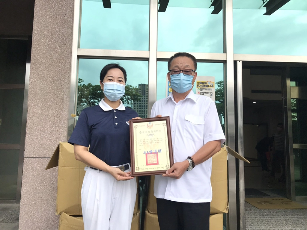 慈濟基金會防疫隔離罩100組致贈消防局,由局長曾進財代表受贈。