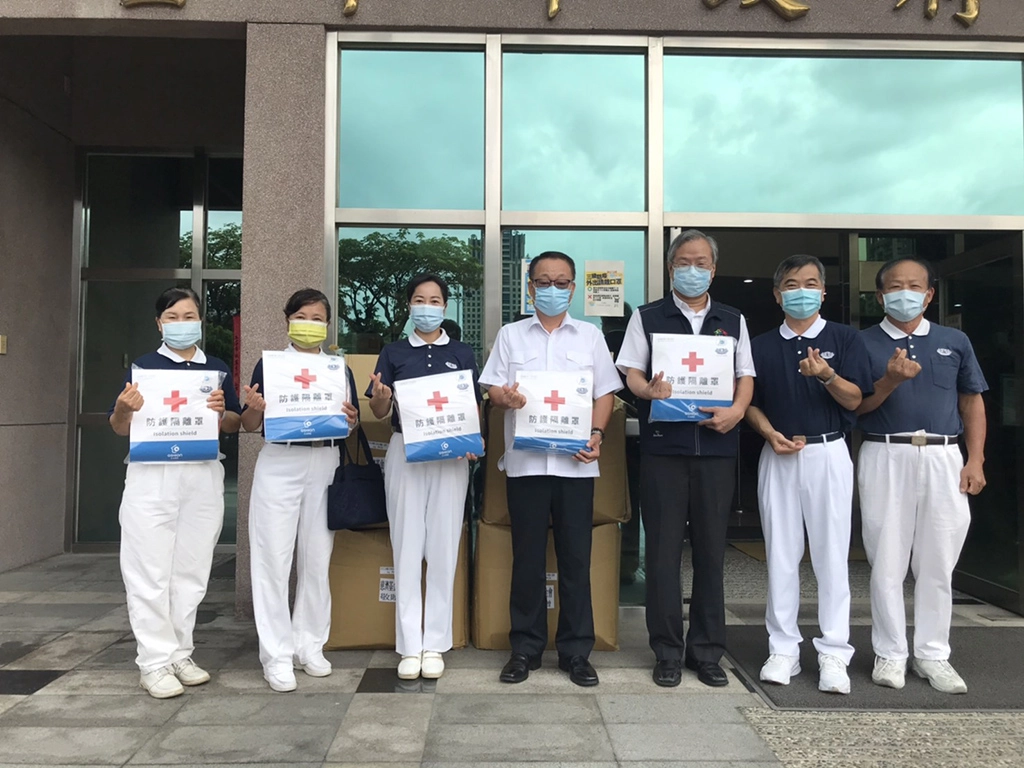 慈警會沈中益、謝秋亮師兄、謝美珠、王燕姿、陳麗英師姐再度帶來防疫隔離罩100組,代表慈濟基金會致贈消防局,由局長曾進財代表受贈。