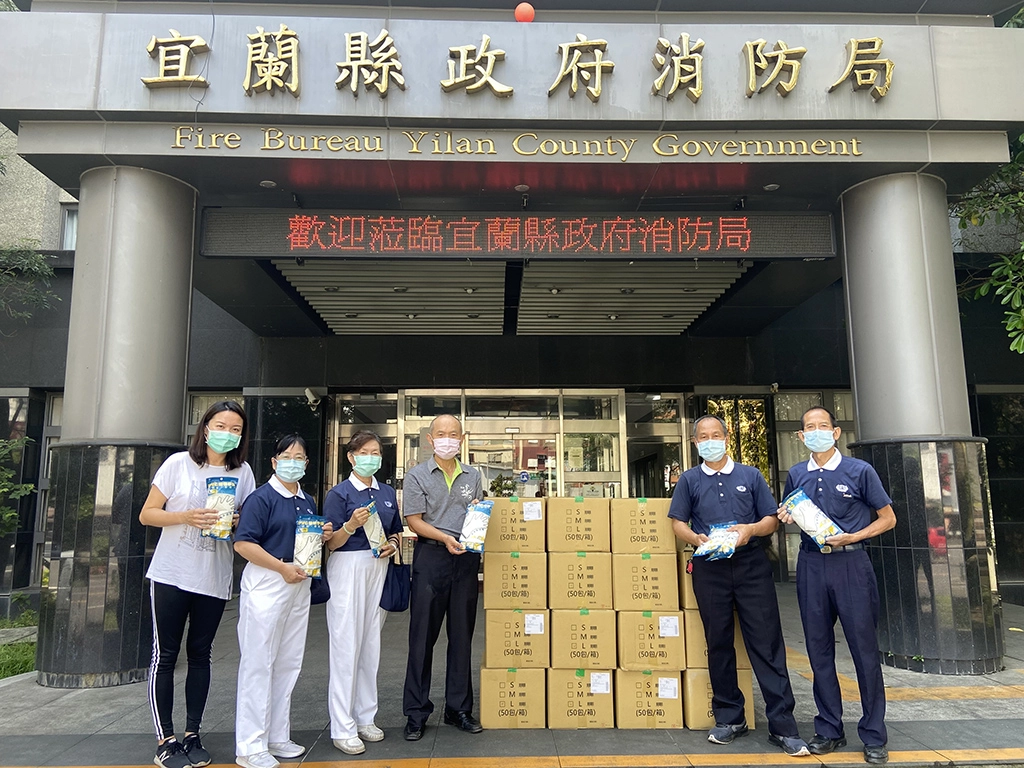宜蘭慈濟志工5月曾提供防護手套11840雙、防護面罩500個給宜蘭消防局。(照片提供:洪妙卿)