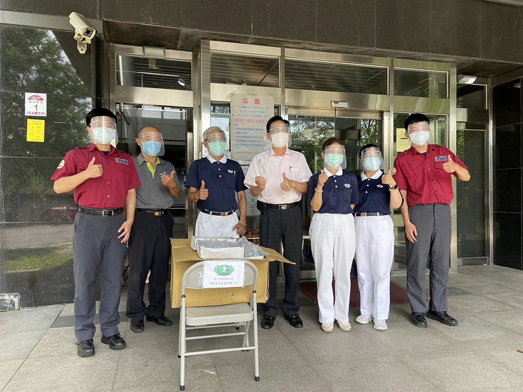 宜蘭慈濟志工5月曾提供防護手套11840雙、防護面罩500個給宜蘭消防局。(照片提供:洪妙卿)
