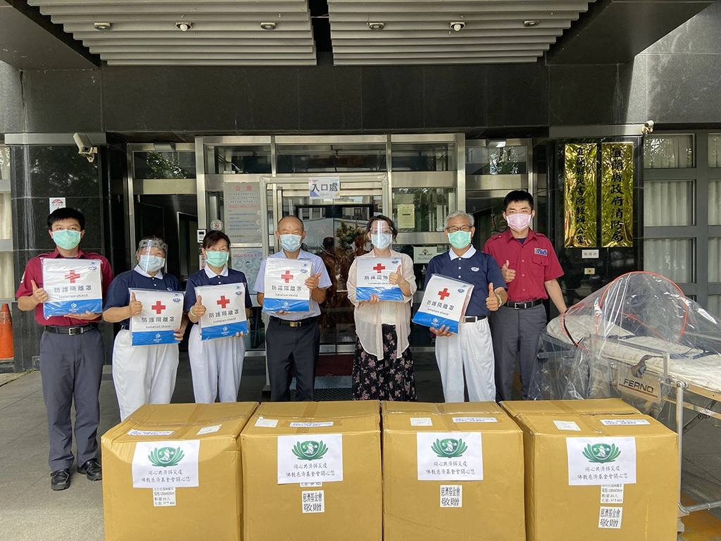 宜蘭慈濟志工6月29日提供防護隔離罩1百個給宜蘭消防局,期望提供消防救護人員與患者多重保護。(照片提供:洪妙卿)
