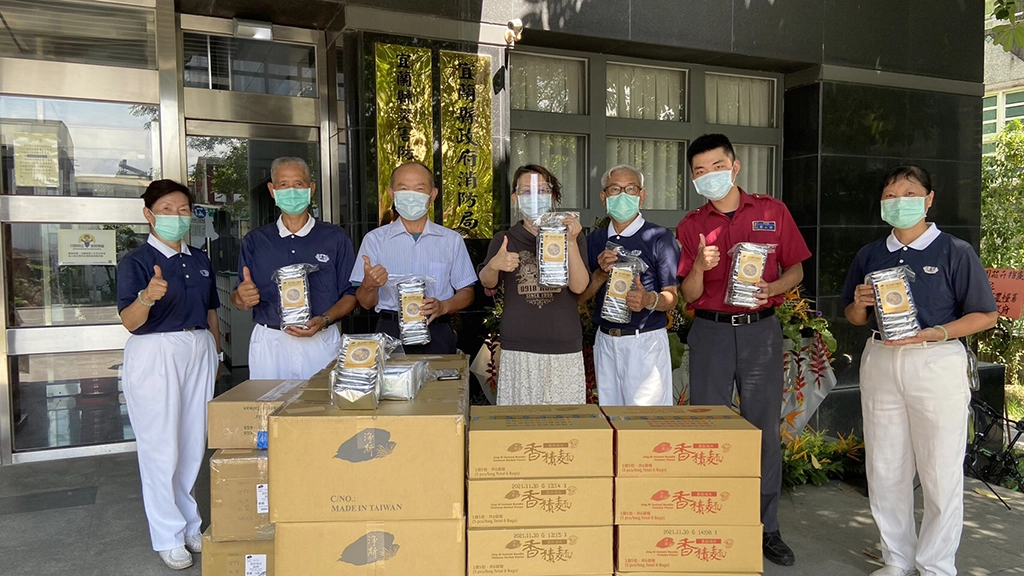 6月中宜蘭慈濟志工捐贈香積麵120袋、鹹粥207袋給消防局,讓他消防救護人員補足體力。(攝影:林書妤)
