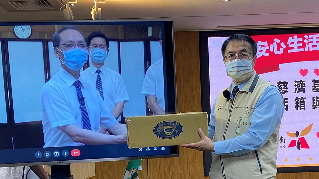 慈濟捐贈台南市政府5880戶弱勢學生家庭暑期「安心生活箱」及「健康蔬果箱」,由顏博文執行長(左)致贈給黃偉哲市長(右)。