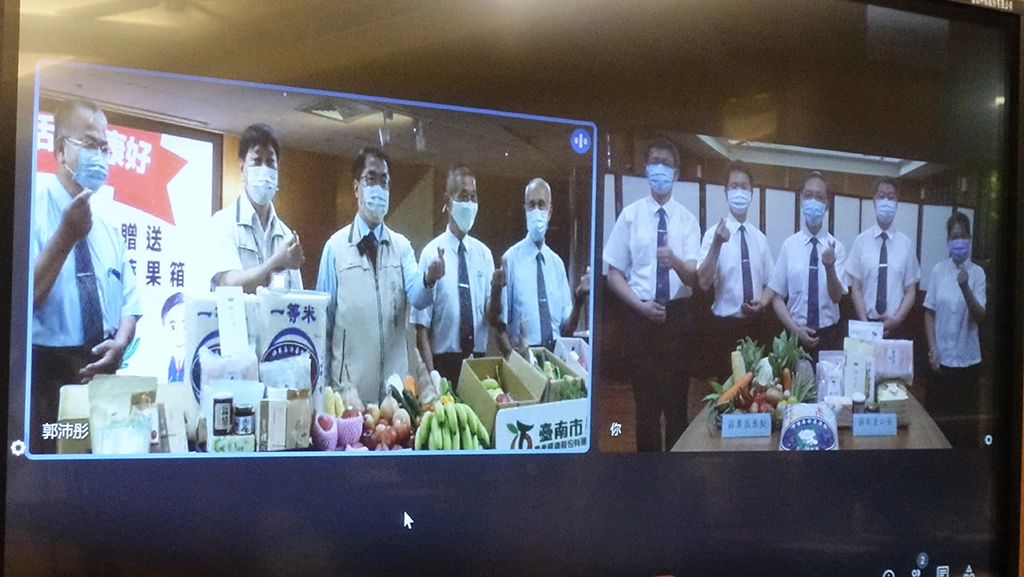 慈濟捐贈台南市政府5880戶弱勢學生家庭暑期「安心生活箱」及「健康蔬果箱」,透過視訊大合照。