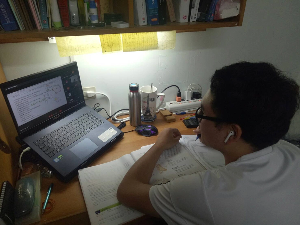 即使無法親自到校上課,仍能和熟悉的老師、同學在線上齊聚一堂。