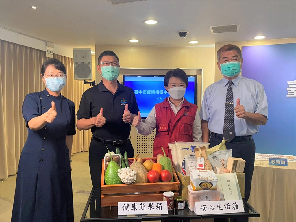 台灣大車隊負責配送到宅,經理張森雄(左二)很感恩能承擔這有意義的事情。(圖為台中市政府提供)