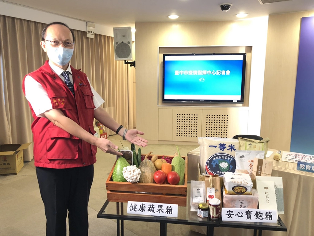 台中市教育局長楊振昇感謝學校老師幫忙聯繫低收入戶孩子、台灣大車隊協助配送到宅,以及各單位協助。(攝影:許美惠)