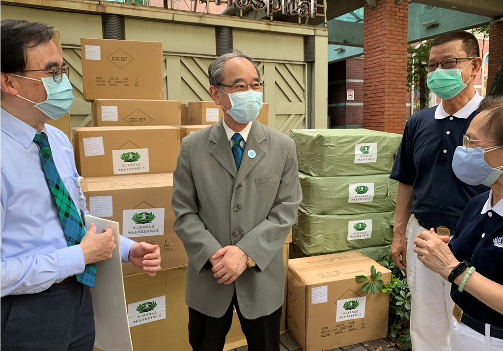 臺北馬偕醫院代表受贈的劉明義副院長(中)表示,防護面罩及隔離衣是醫護人員現在最急需的防疫物資。
