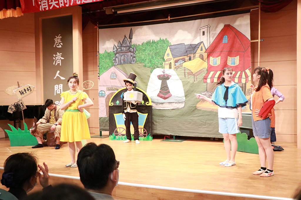 YABI劇團每次巡演都受到國小學童熱烈歡迎,今年國小場的展演,包括有3/9(二)鳳林鄉鳳林國小、3/15(一)宜蘭育才國小、3/19(五)瑞穗鄉瑞穗國小、3/22(一)秀林鄉文蘭國小連續4場演出。