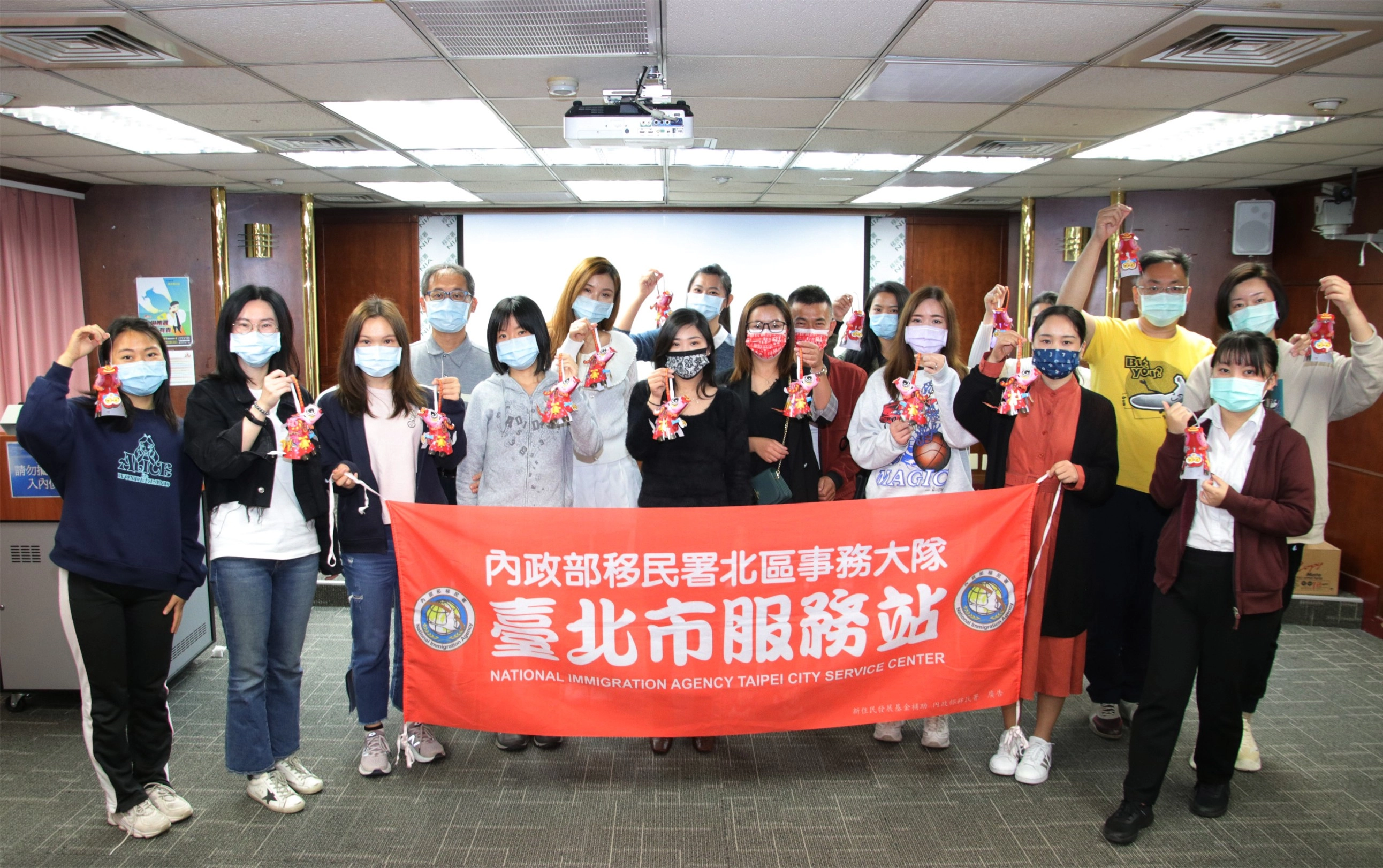 移民署臺北市服務站家庭教育課程透過「抓住春節的尾巴：手作燈籠」活動，讓在場的新住民朋友感受臺灣年味的氣氛。