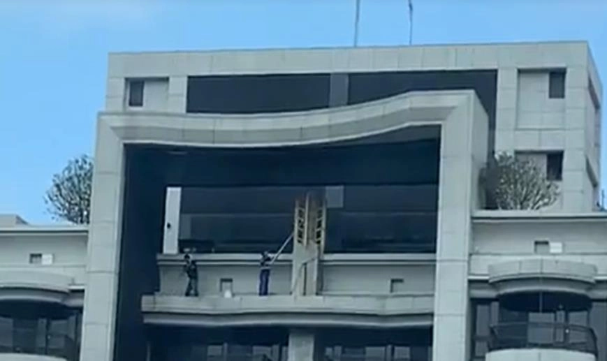 圖說二:仍有藝高人膽大的勞工,在外牆邊緣從事作業時,無任何墜落災害防止措施,北市勞動局長陳信瑜嚴正表示,若發生死亡,業者最高可處3年以下有期徒刑、30萬元以下罰金。