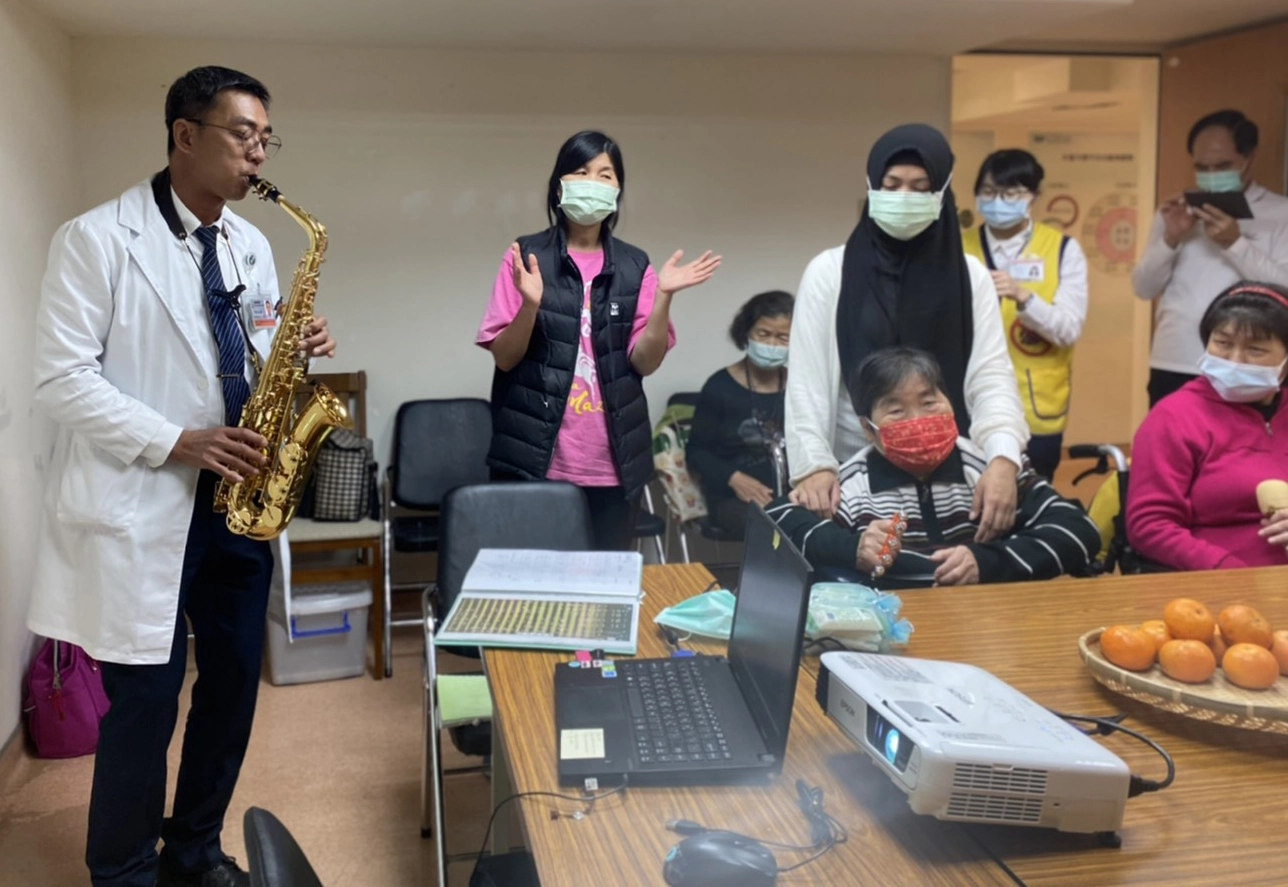 傅進華醫師以薩克斯風吹奏雨夜花、望春風等長輩熟悉的歌謠,為新年度失智據點活動揭開序幕。