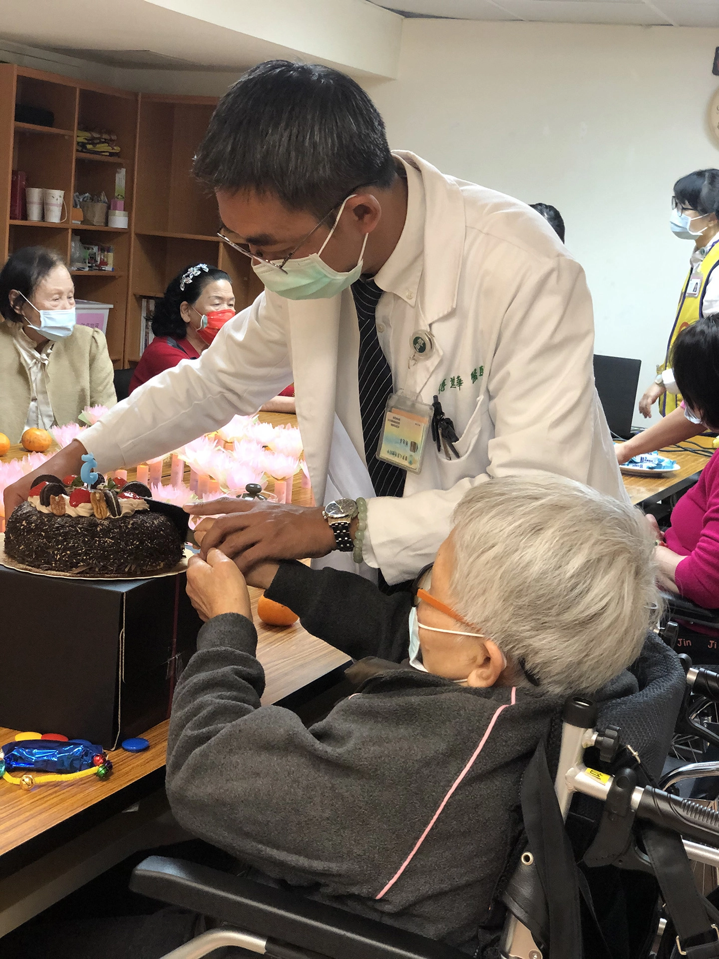 傅進華醫師與長輩一起切蛋糕,歡慶失智據點邁入第五年。
