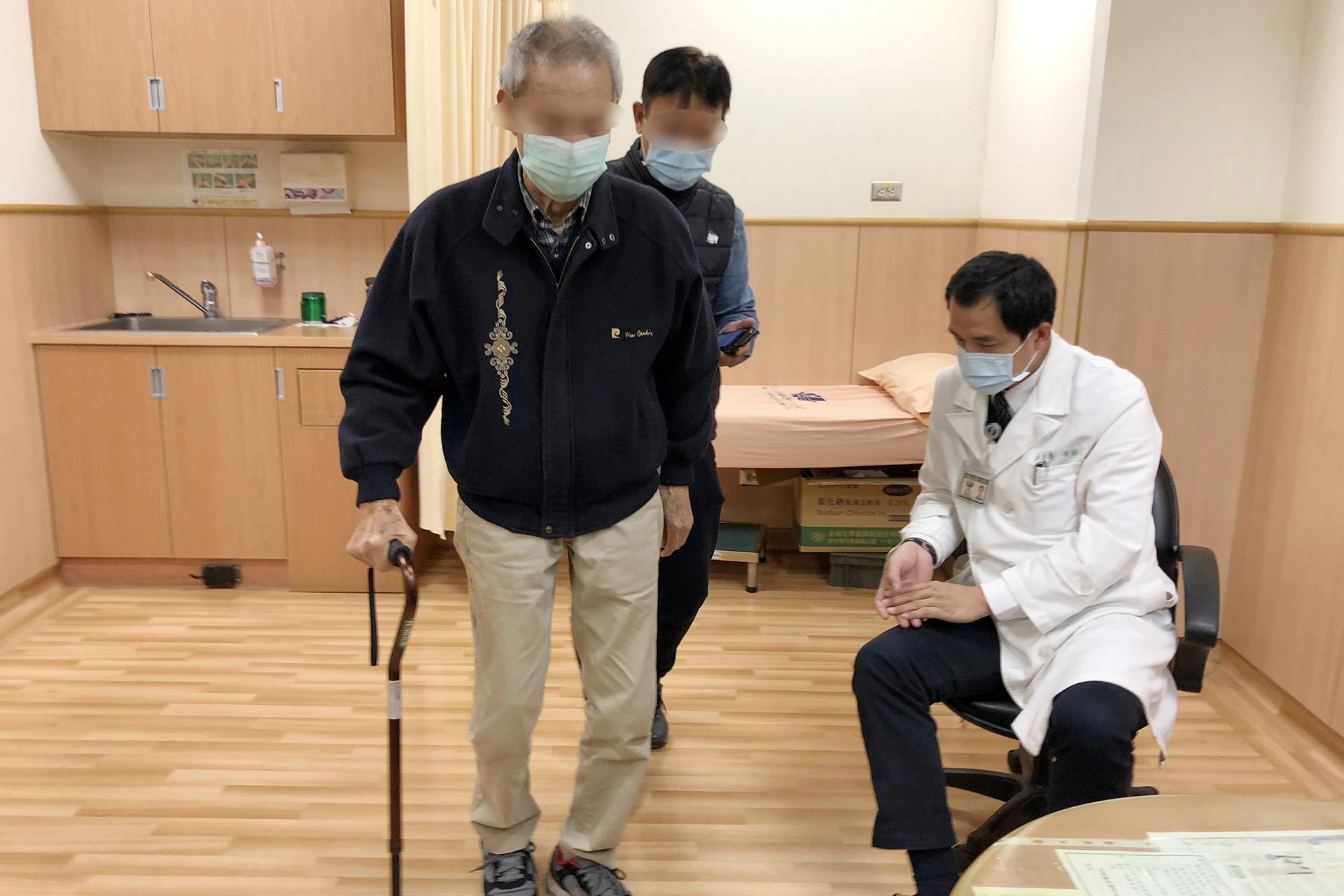 鐘老先生術後回診,已能挺胸行走。