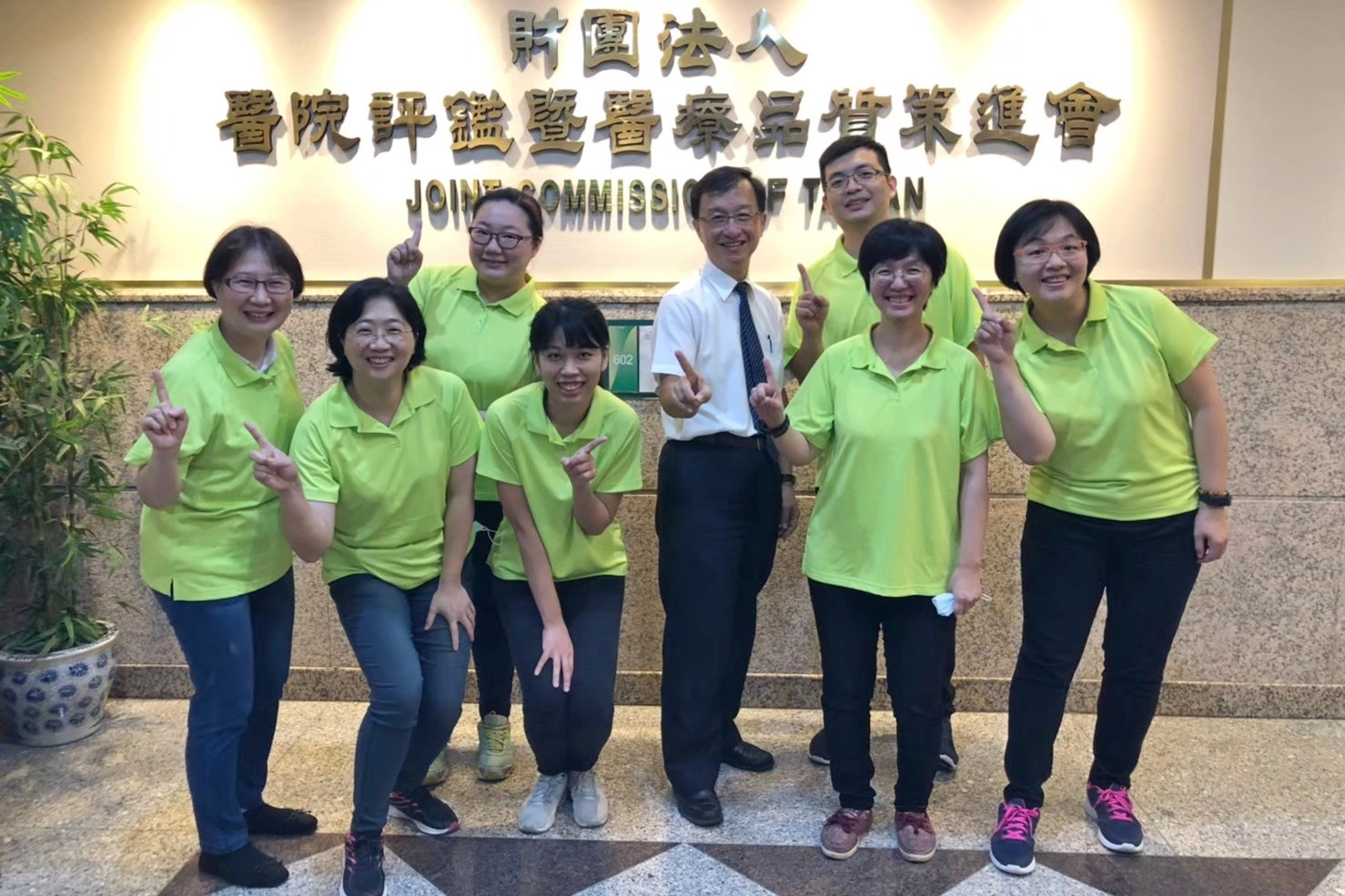 花蓮慈濟醫院照顧失智症長者的輕安居團隊,與復健部語言治療師合作,研發「預防嗆咳七字訣」,實施後能實際改善老人嗆咳問題,讓他們不僅能放心喝、開心吃,營養不失衡。