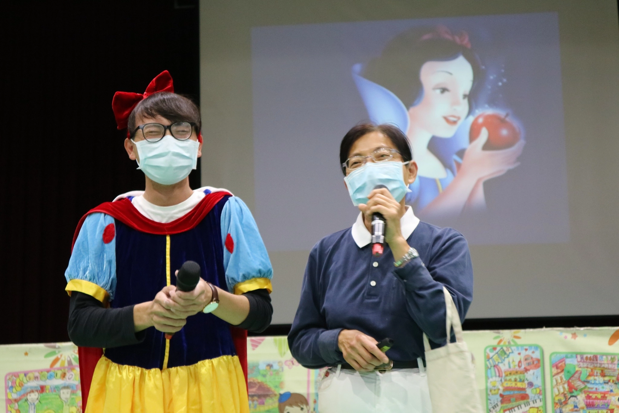 白雪公主一出場引起一陣騷動,白雪公主是著名格林童話,因為喜歡吃蘋果 又善良,所以吃了陌生人提供又紅又甜的「毒」蘋果後…藉由此加深學生印象。