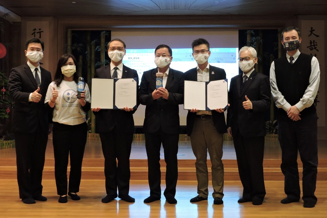 慈濟在傳遞實踐環保又更進一步,期能發揮的具體行動力,即為「帶著你的環保杯,走進會所,享受好水與好人文」 。