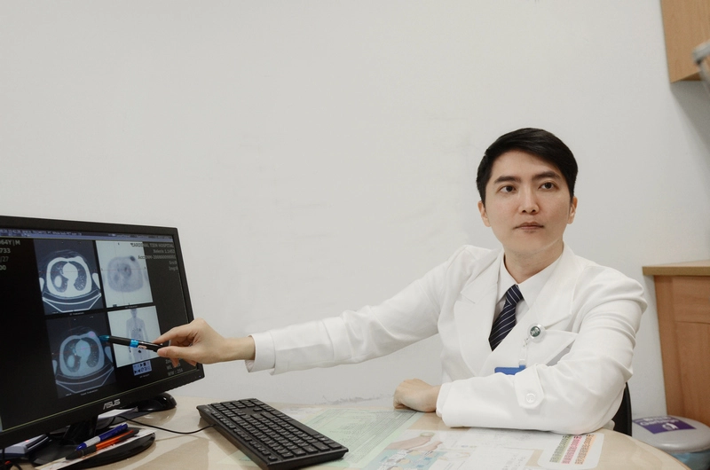整形外科李京軒醫師說明,因傳統植皮方式不利後續放射線治療,因此醫療團隊決定以病人自體闊背肌皮瓣做移植。