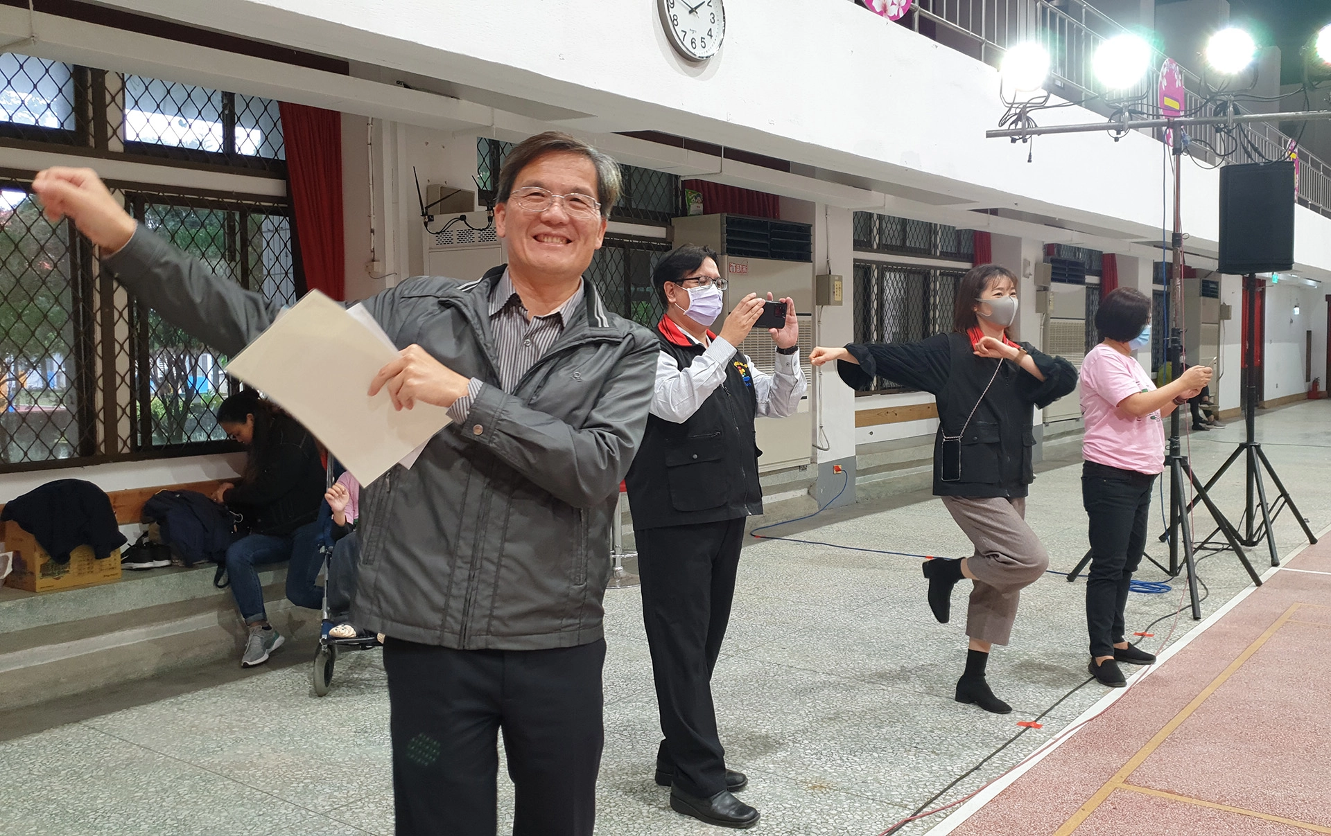 鳳林國小校長李國清致詞表示,這是鳳林國小活動中心重新整修開幕後最好看的第一場戲,也邀請鄰近北林國小和大榮國小的小朋友一起來,